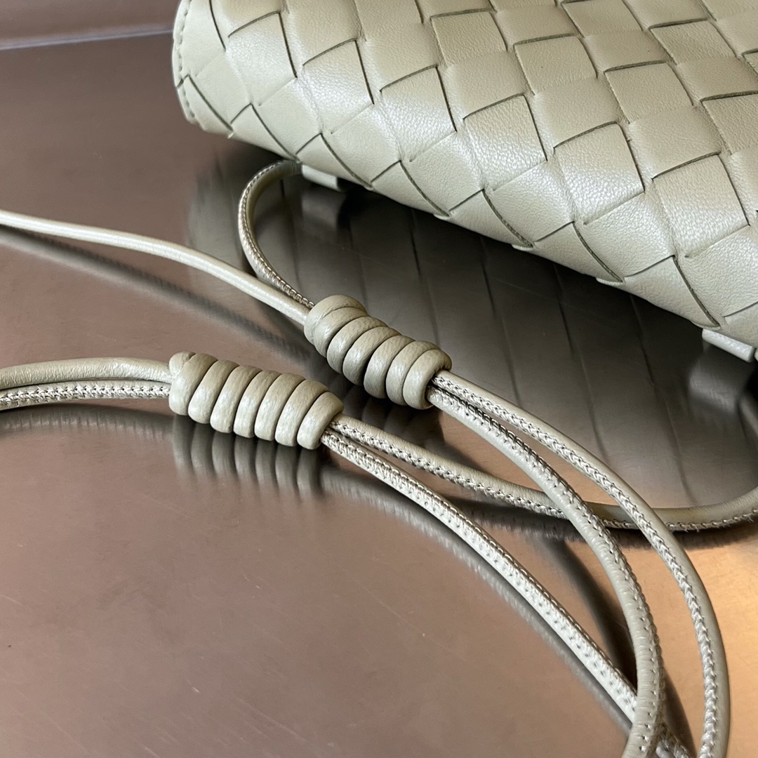 bo*te*ga Ve*ne*ta mini intrecciato cross-body bag