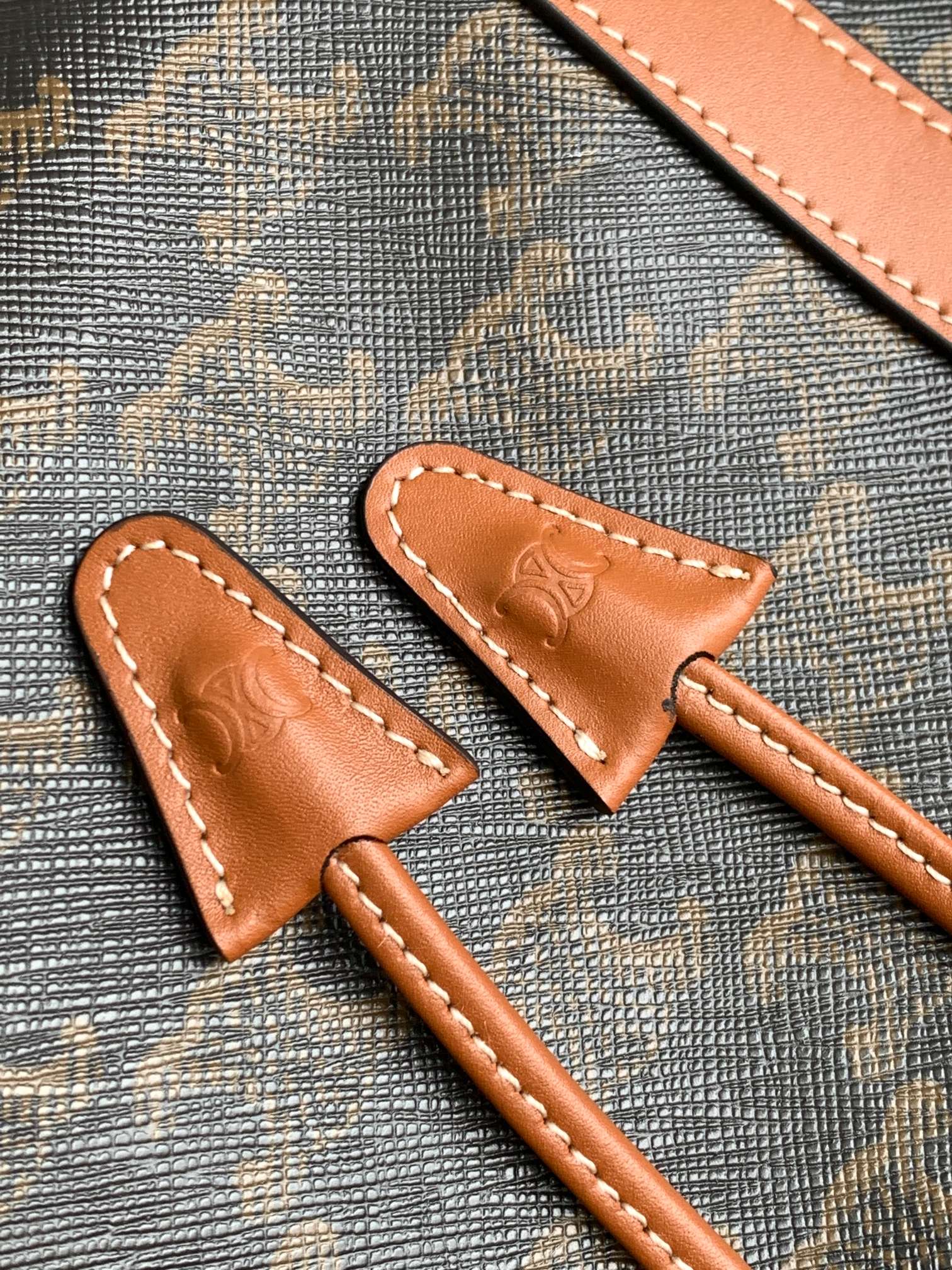 Ce**e cabas drawstring in triomphe canvas and calfskin tan