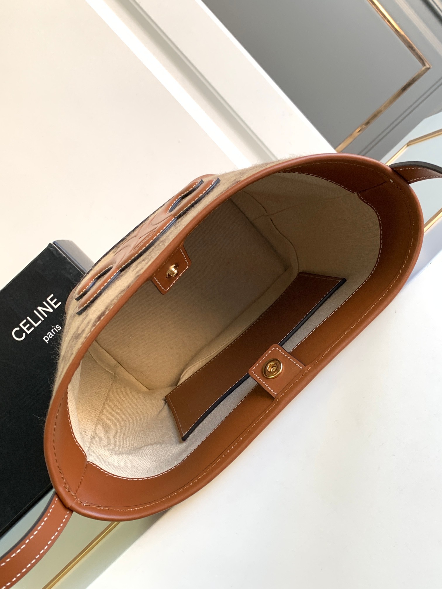 Ce**e bucket cuir triomphe bag