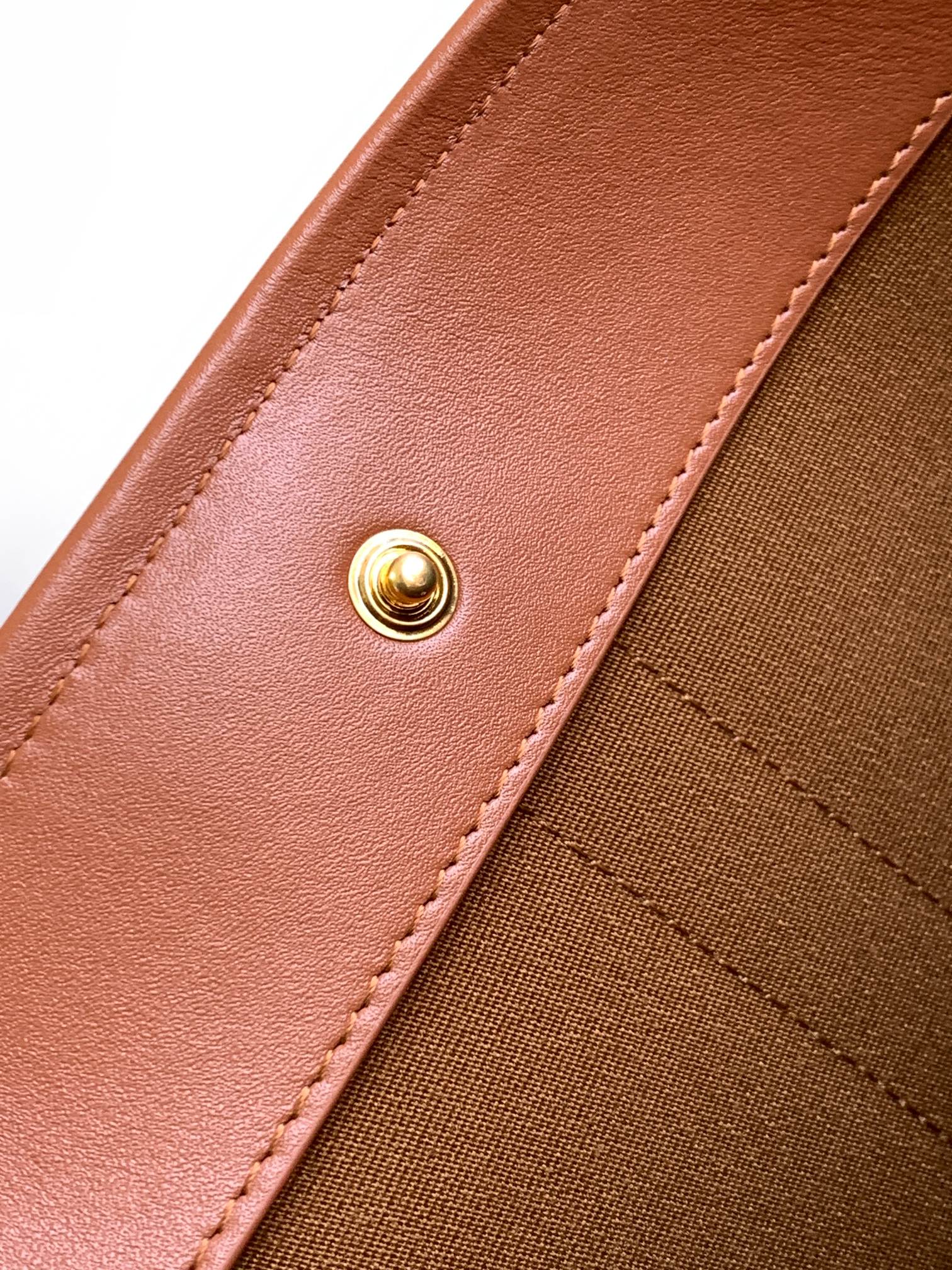 Ce**e medium cabas in triomphe canvas and calfskin