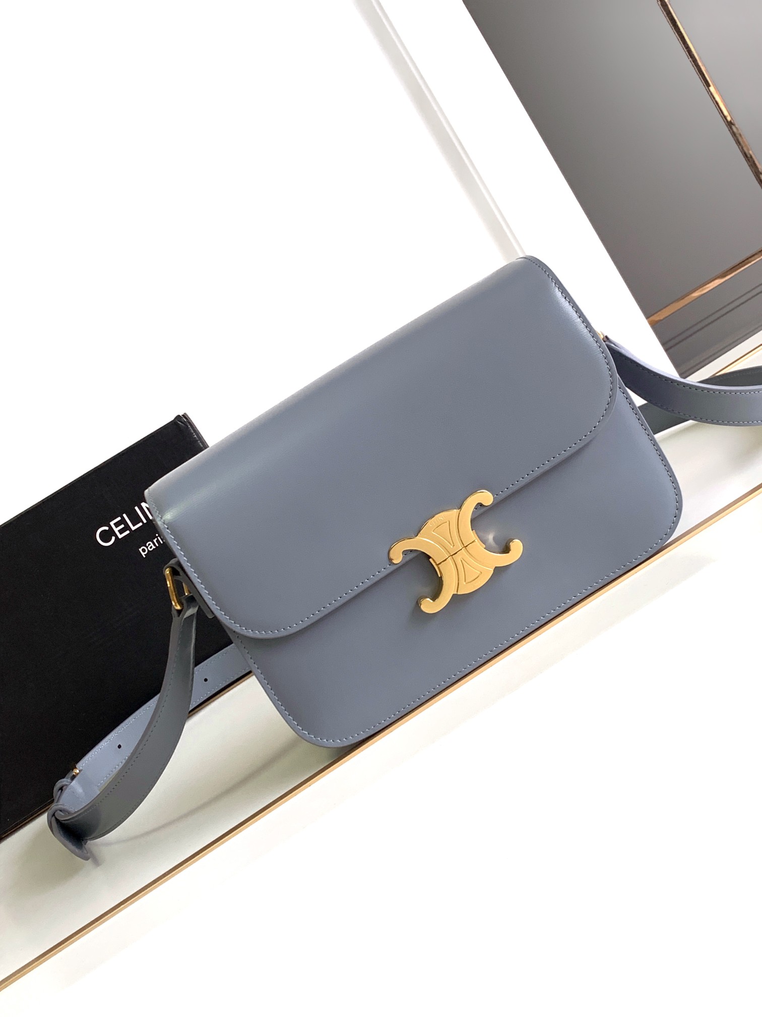 Ce**e classique triomphe bag