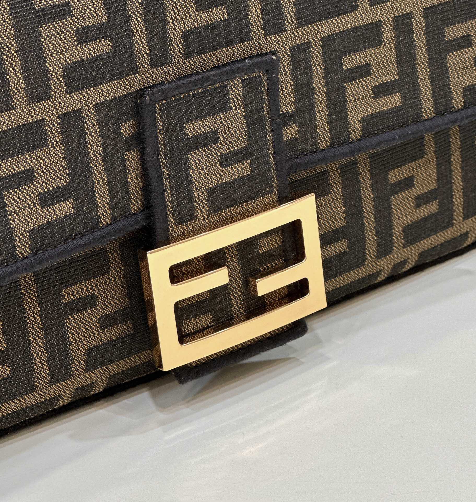 F**di baguette medium bag