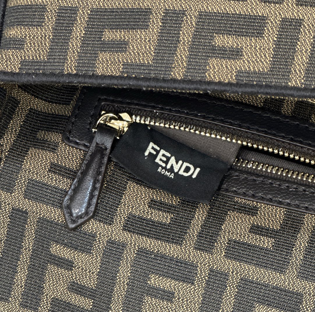 F**di baguette medium bag