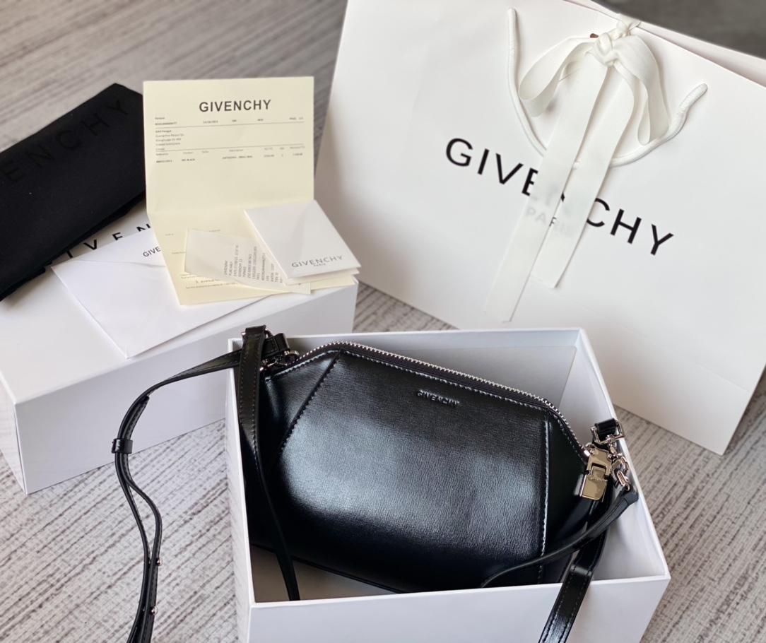 Givenchy XS Antigona Bag