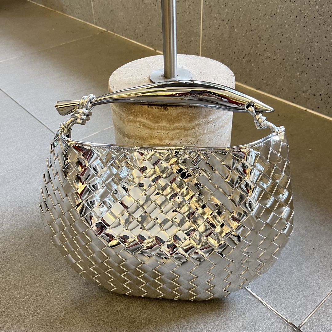 bo*te*ga Ve*ne*ta sardine top handle bag