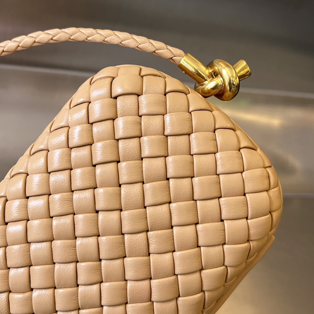 bo*te*ga Ve*ne*ta knot on strap