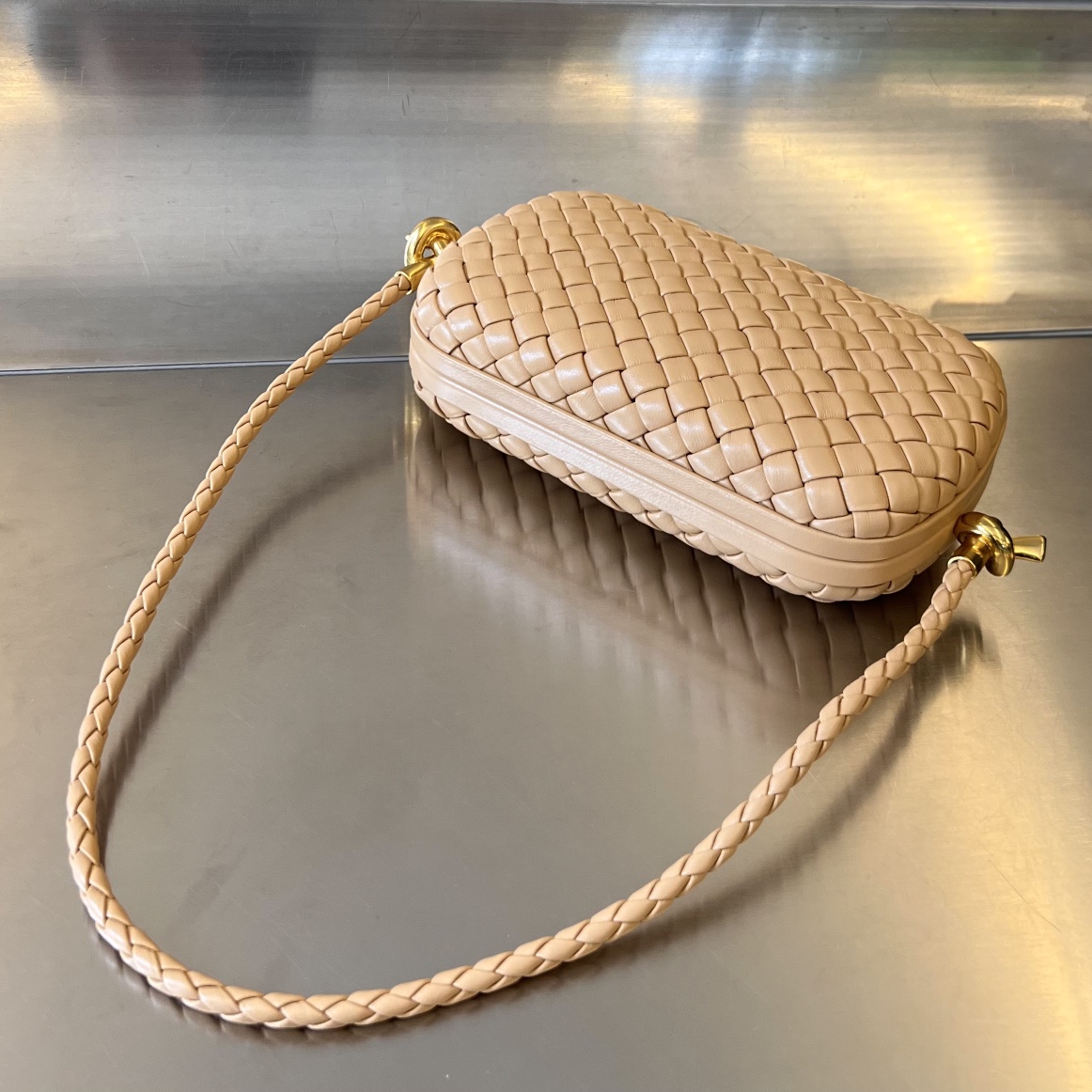 bo*te*ga Ve*ne*ta knot on strap