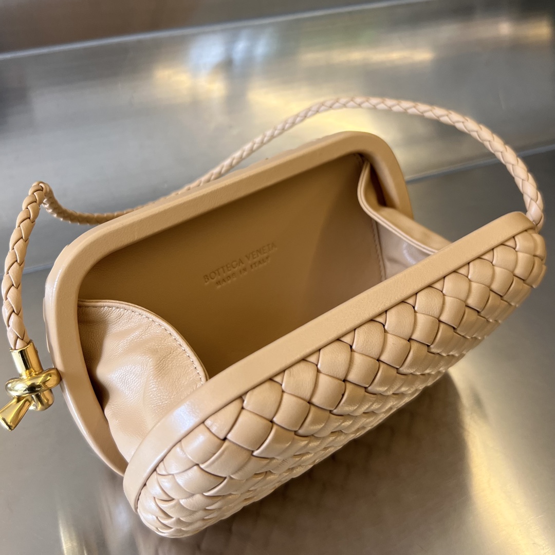 bo*te*ga Ve*ne*ta knot on strap