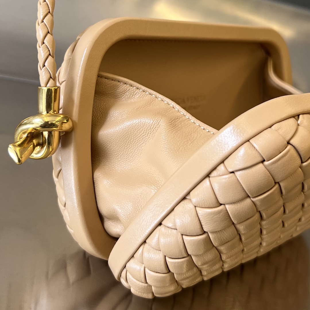 bo*te*ga Ve*ne*ta knot on strap