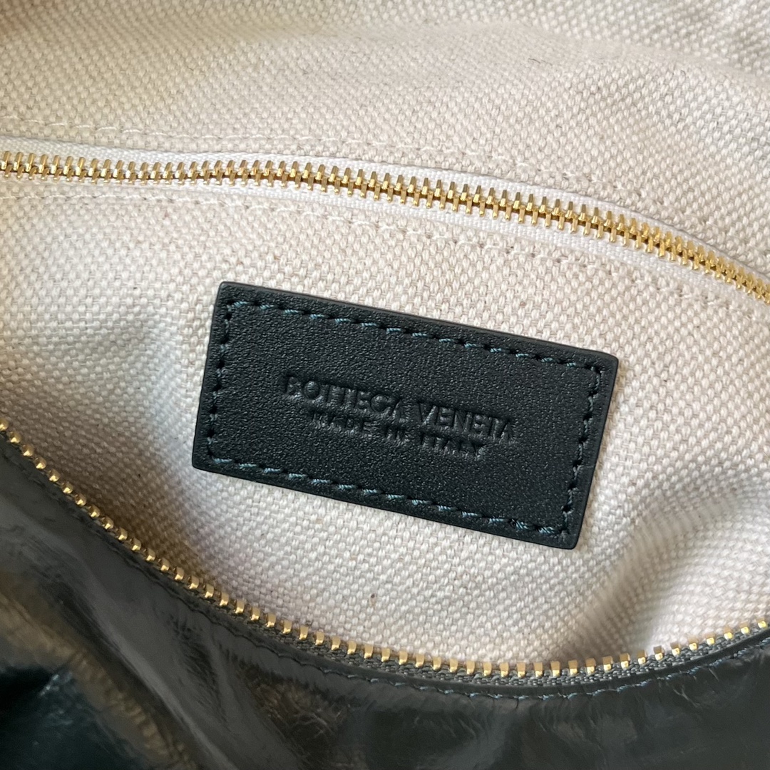 bo*te*ga Ve*ne*ta hobo knot bag
