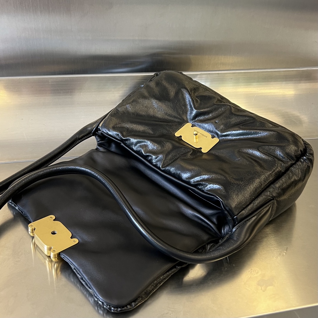 bo*te*ga Ve*ne*ta pad cross-body bag