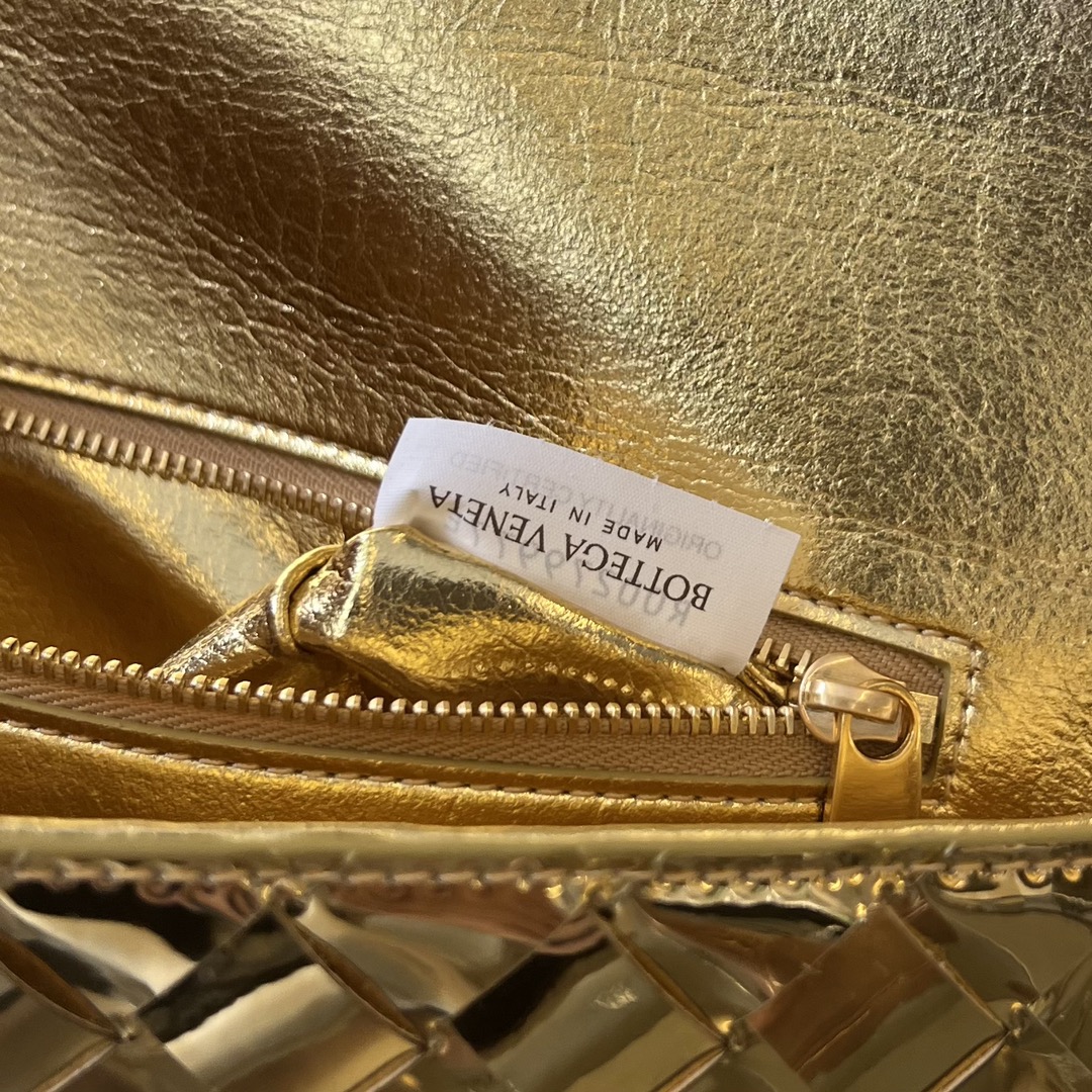 bo*te*ga Ve*ne*ta long clutch andiamo with handle
