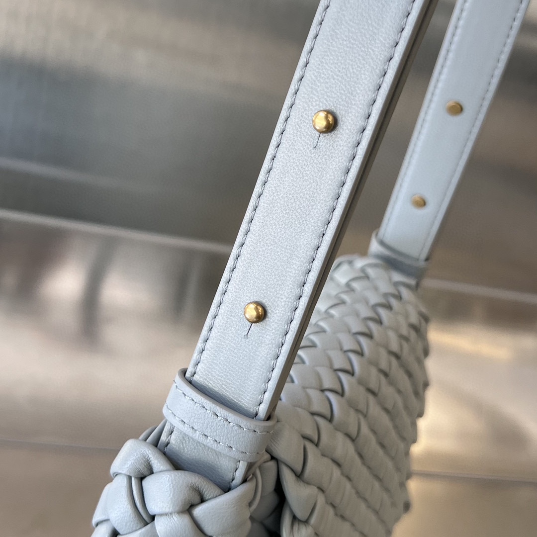 bo*te*ga Ve*ne*ta mini cobble shoulder bag