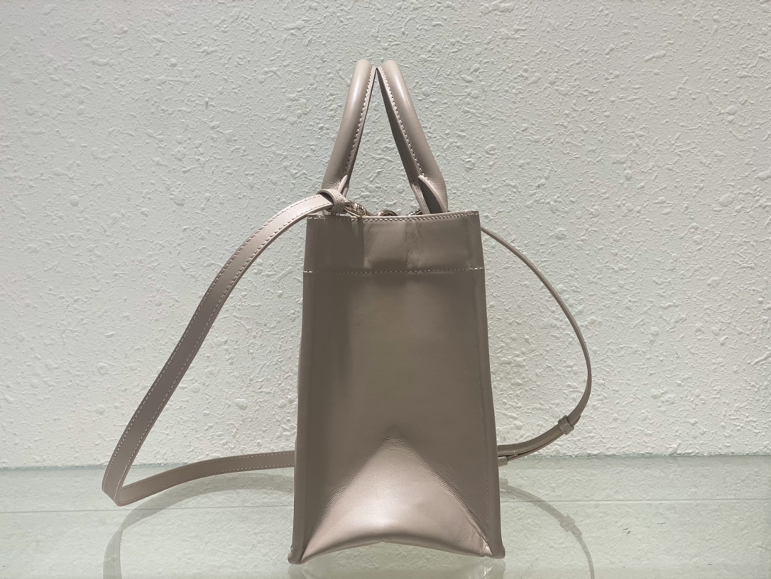 small D*or book tote