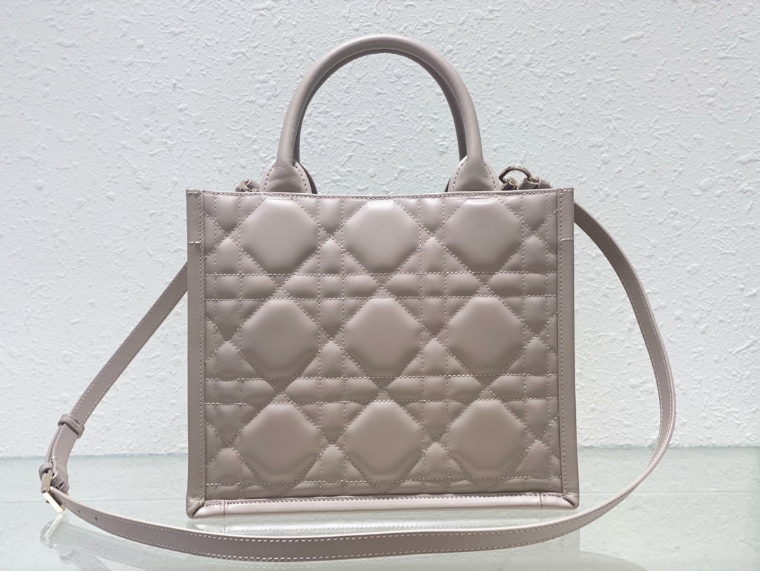 small D*or book tote