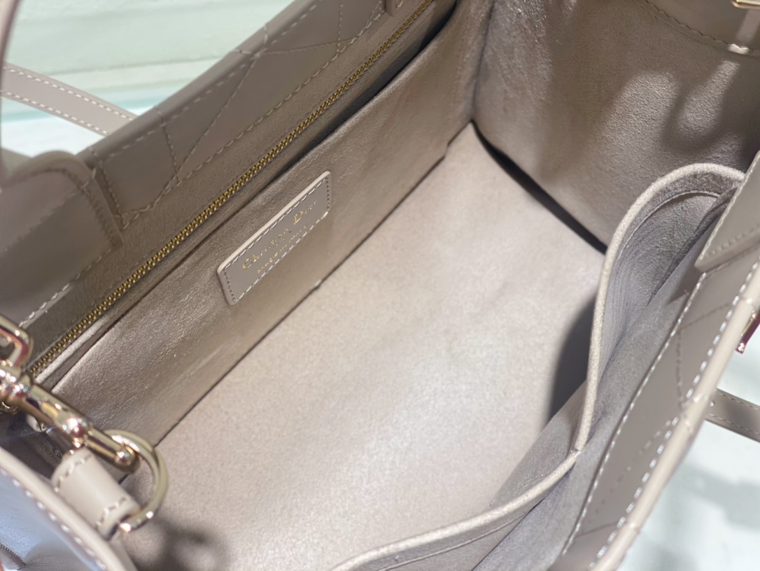 small D*or book tote