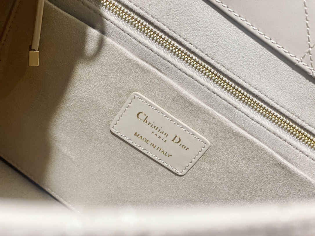 small D*or book tote