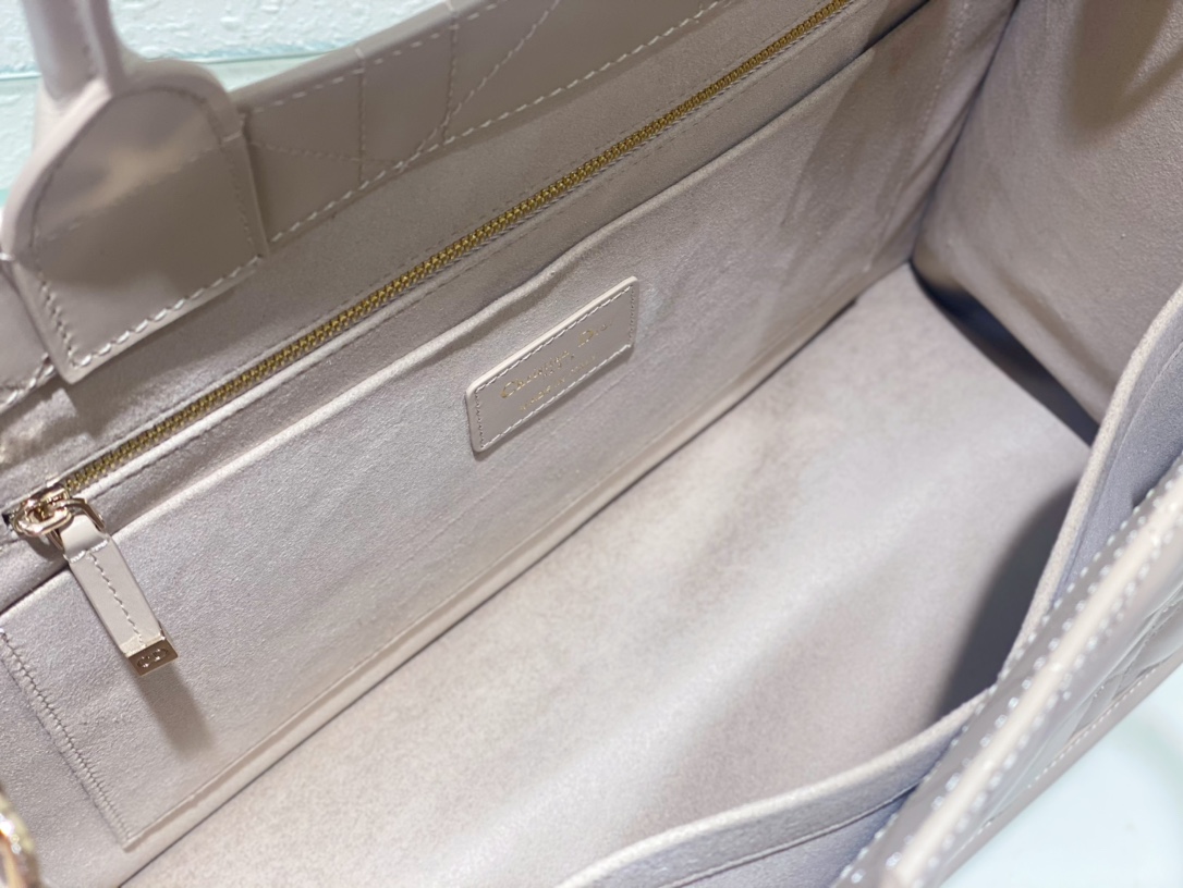 medium D*or book tote