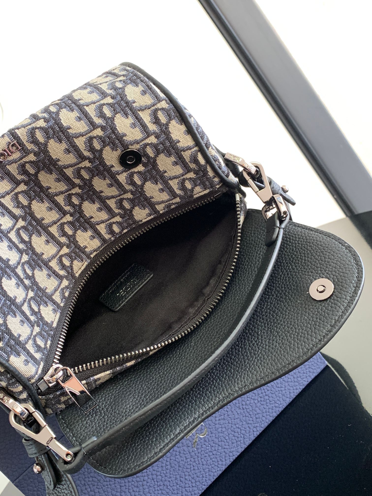 D*or roller bag with strap