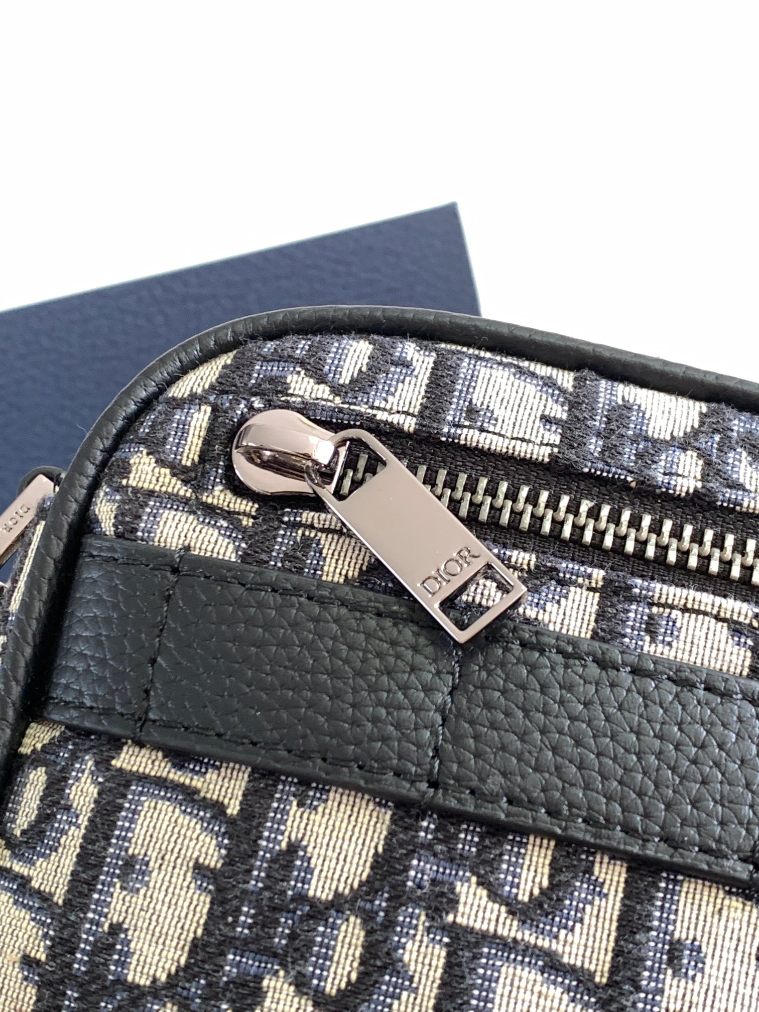 D*or safari bag with strap small