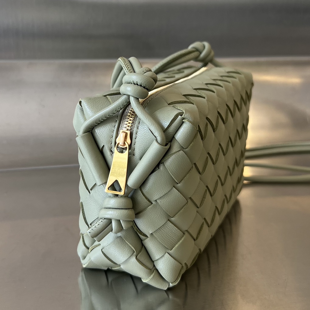 bo*te*ga Ve*ne*ta mini loop camera bag