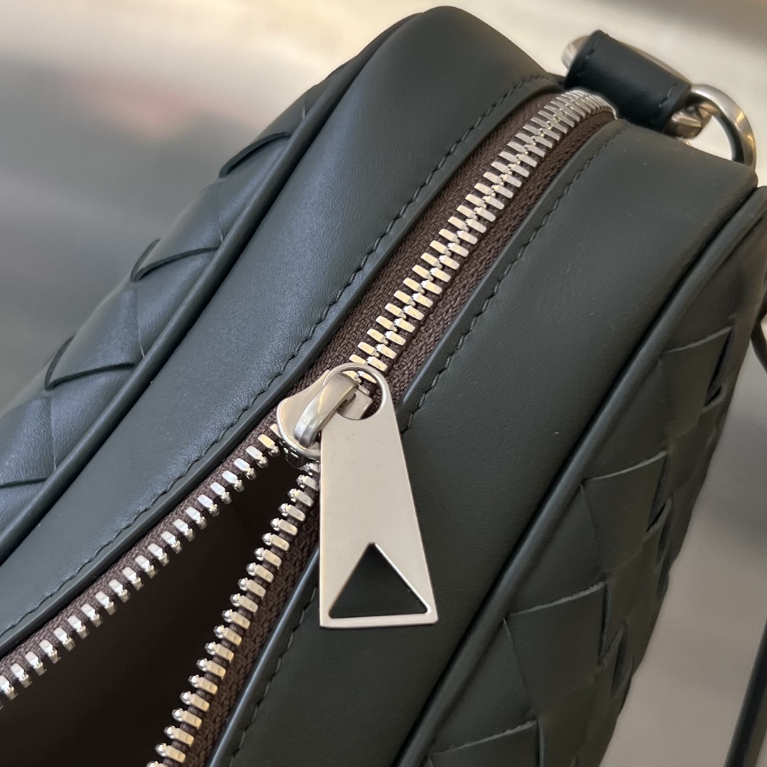 bo*te*ga Ve*ne*ta large intrecciato briefcase