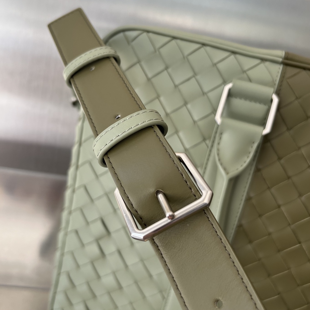 bo*te*ga Ve*ne*ta large intrecciato briefcase