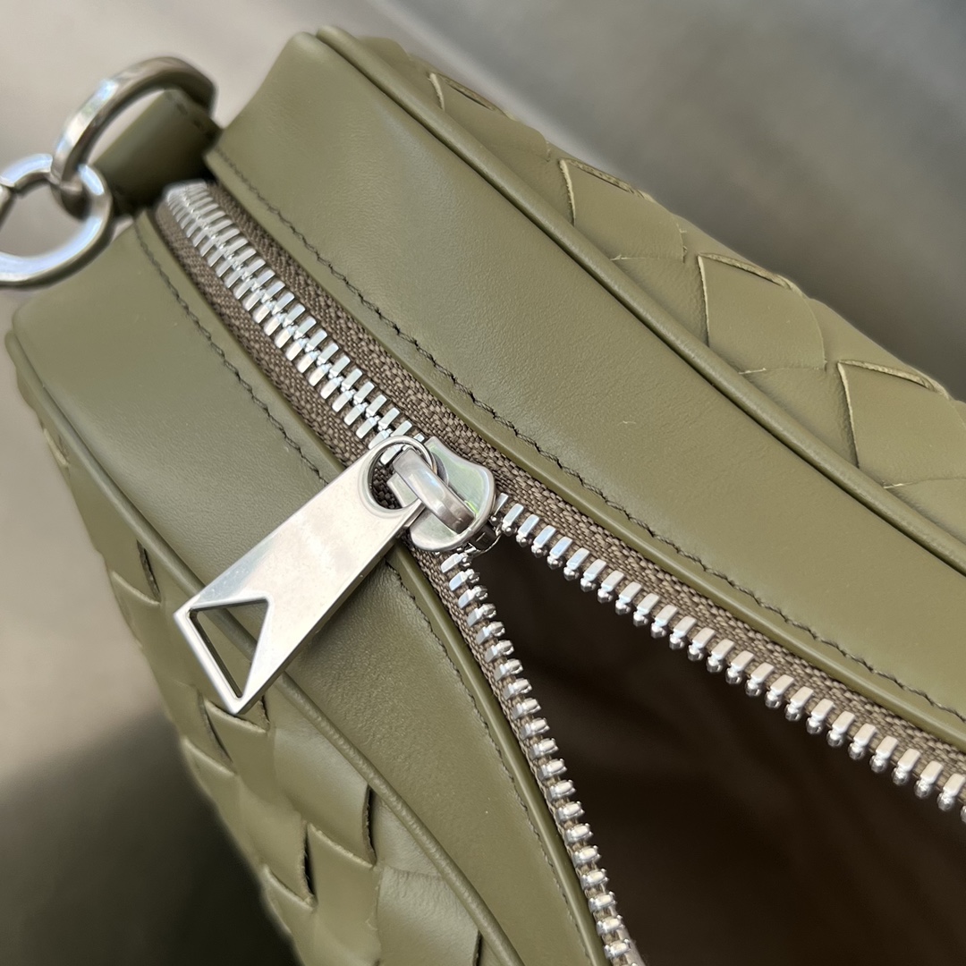 bo*te*ga Ve*ne*ta large intrecciato briefcase