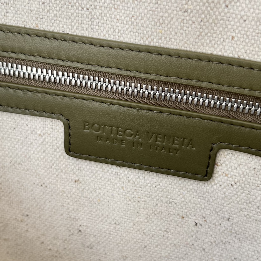 bo*te*ga Ve*ne*ta large intrecciato briefcase