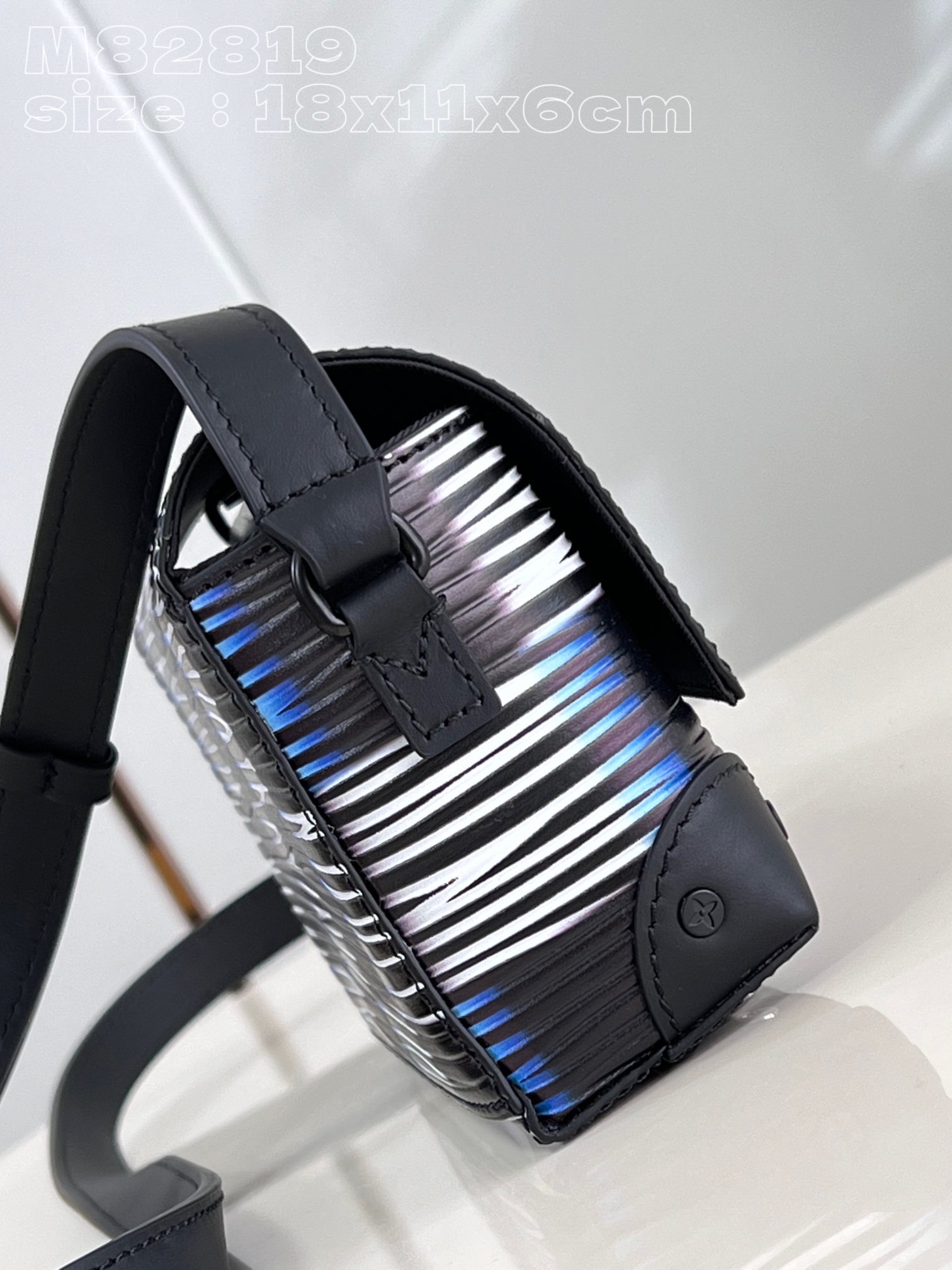l**is V*t*n steamer wearable wallet