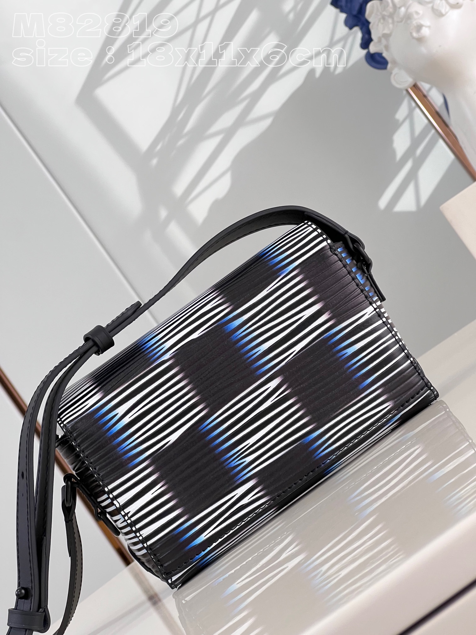 l**is V*t*n steamer wearable wallet