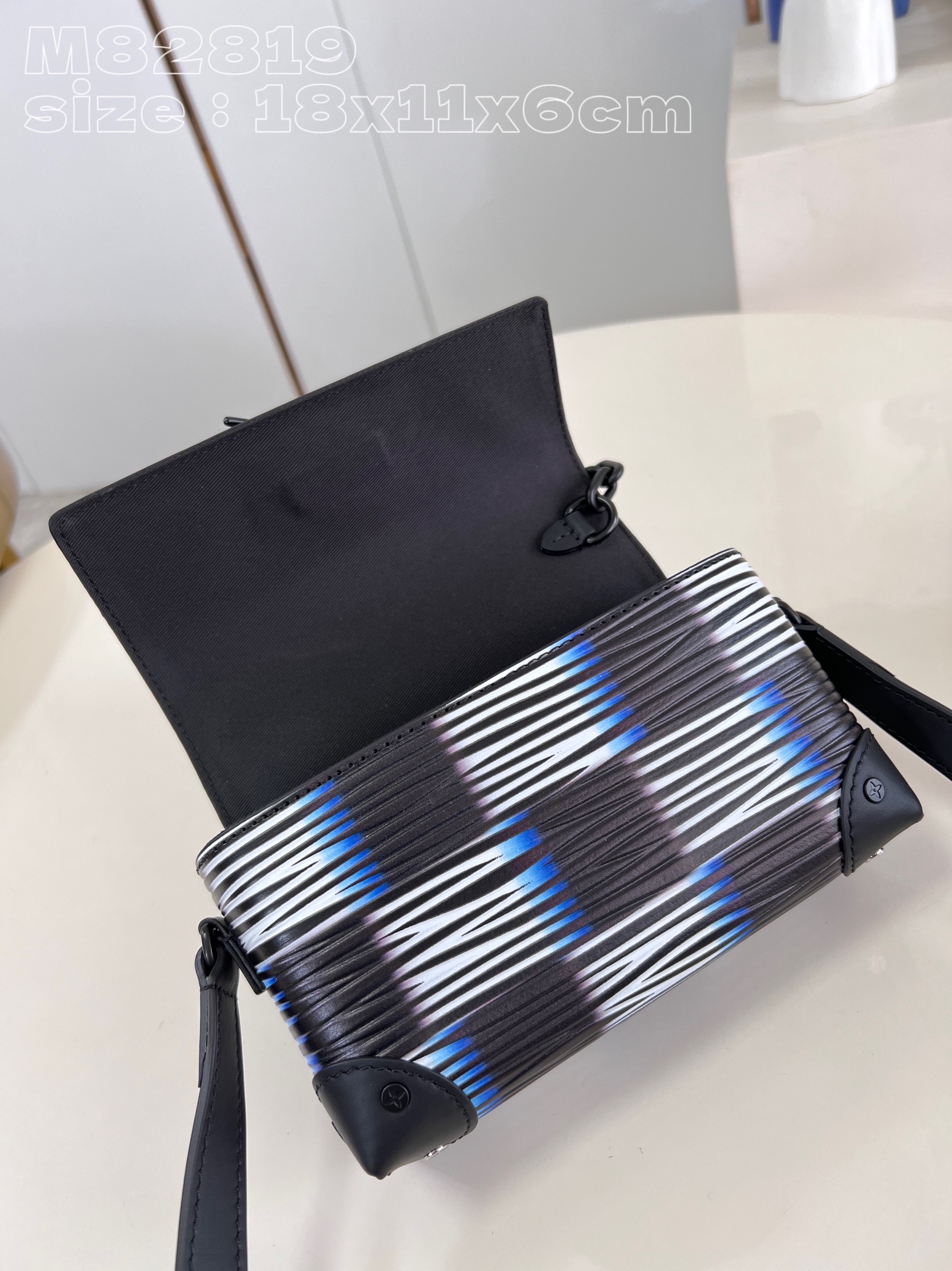 l**is V*t*n steamer wearable wallet