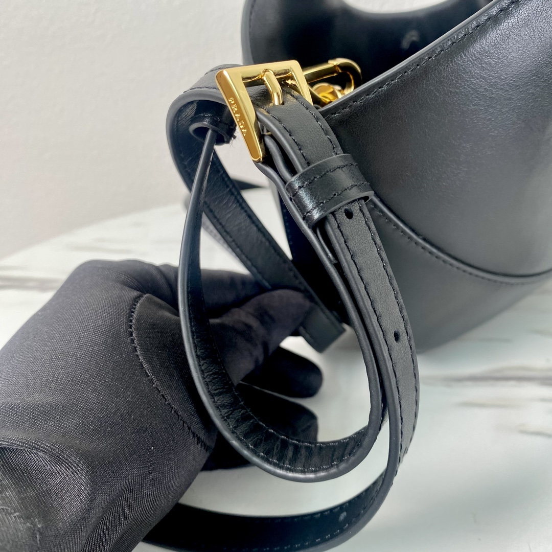 Pra*a black medium leather handbag