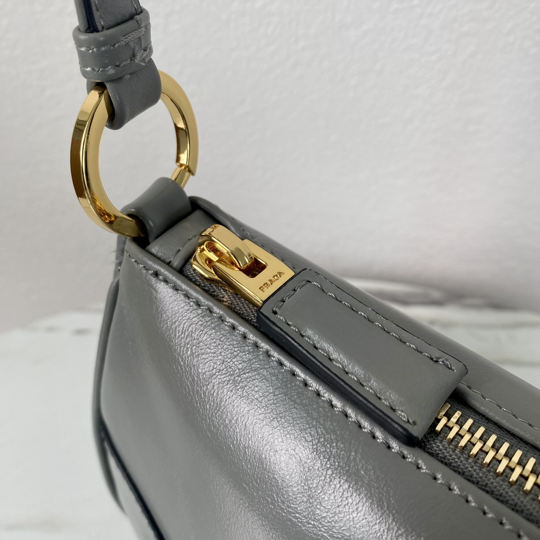 Pra*a re-edition 2002 small leather shoulder bag