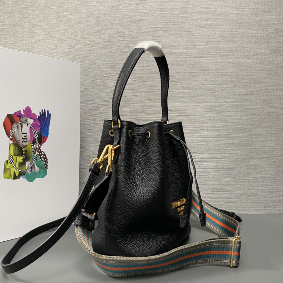 Pra*a Pra*a leather bucket bag