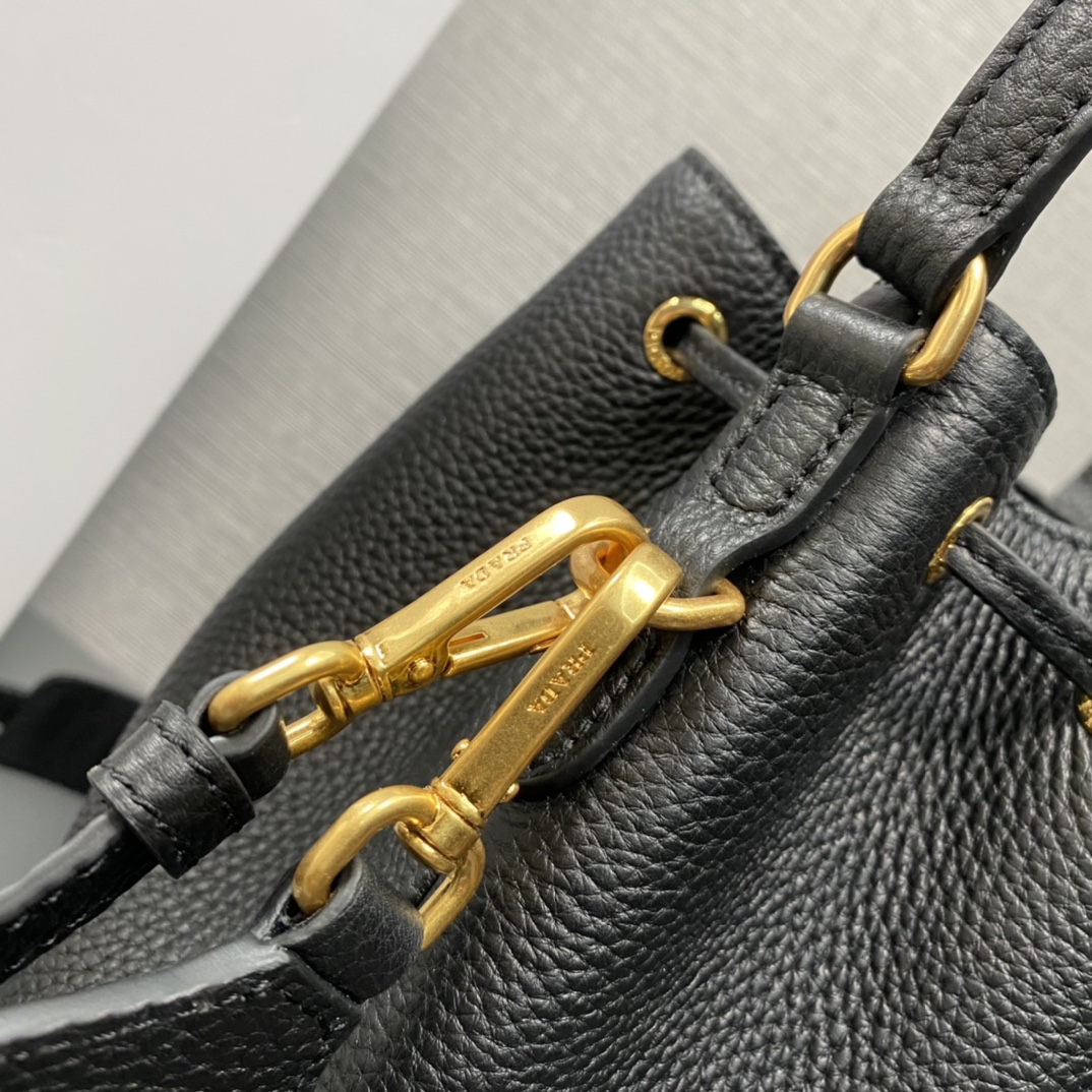 Pra*a Pra*a leather bucket bag