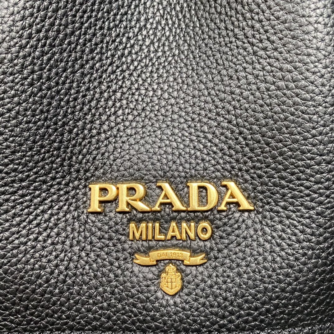 Pra*a Pra*a leather bucket bag
