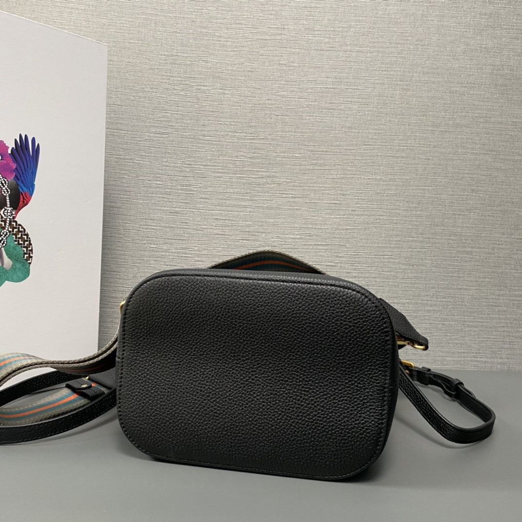 Pra*a Pra*a leather bucket bag
