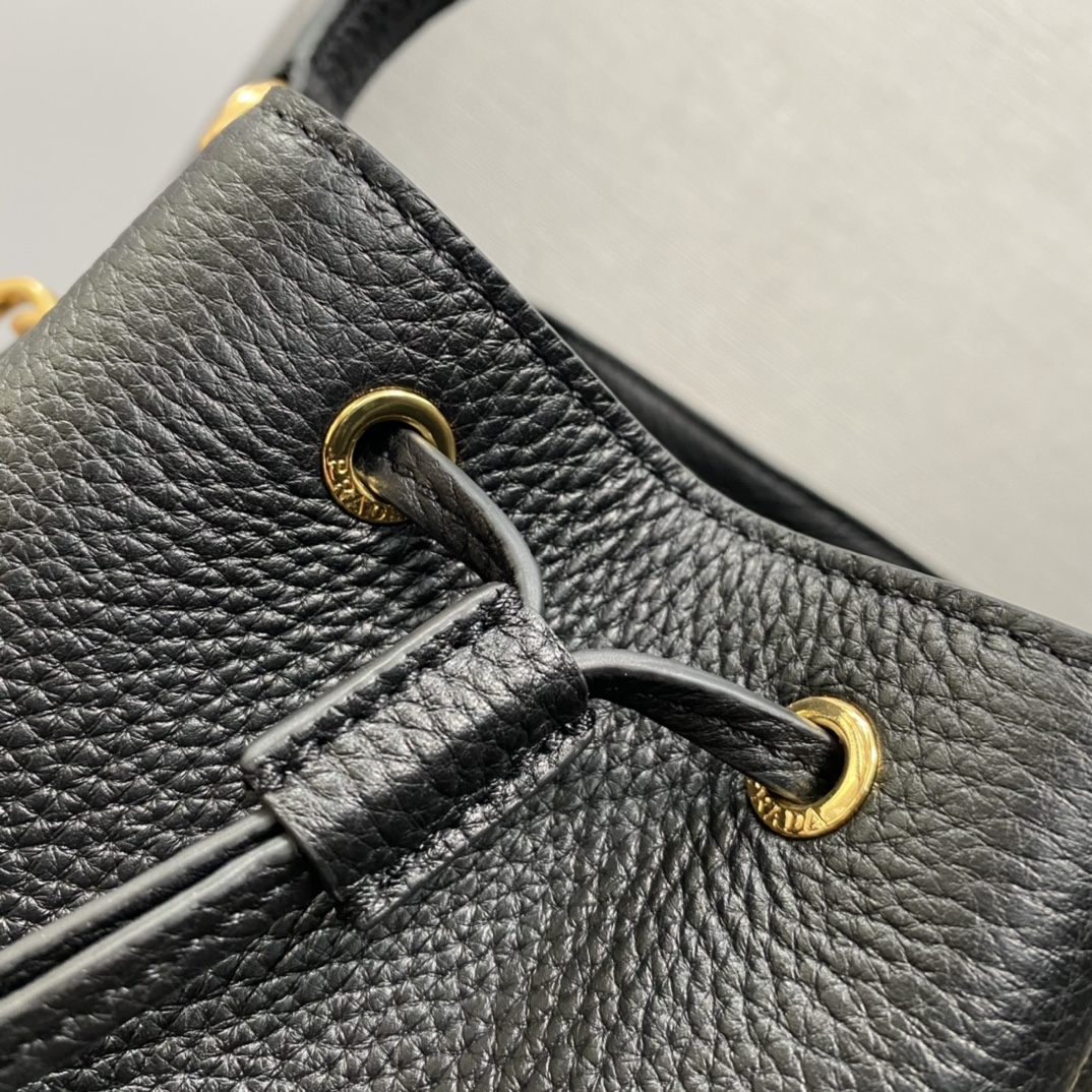 Pra*a Pra*a leather bucket bag