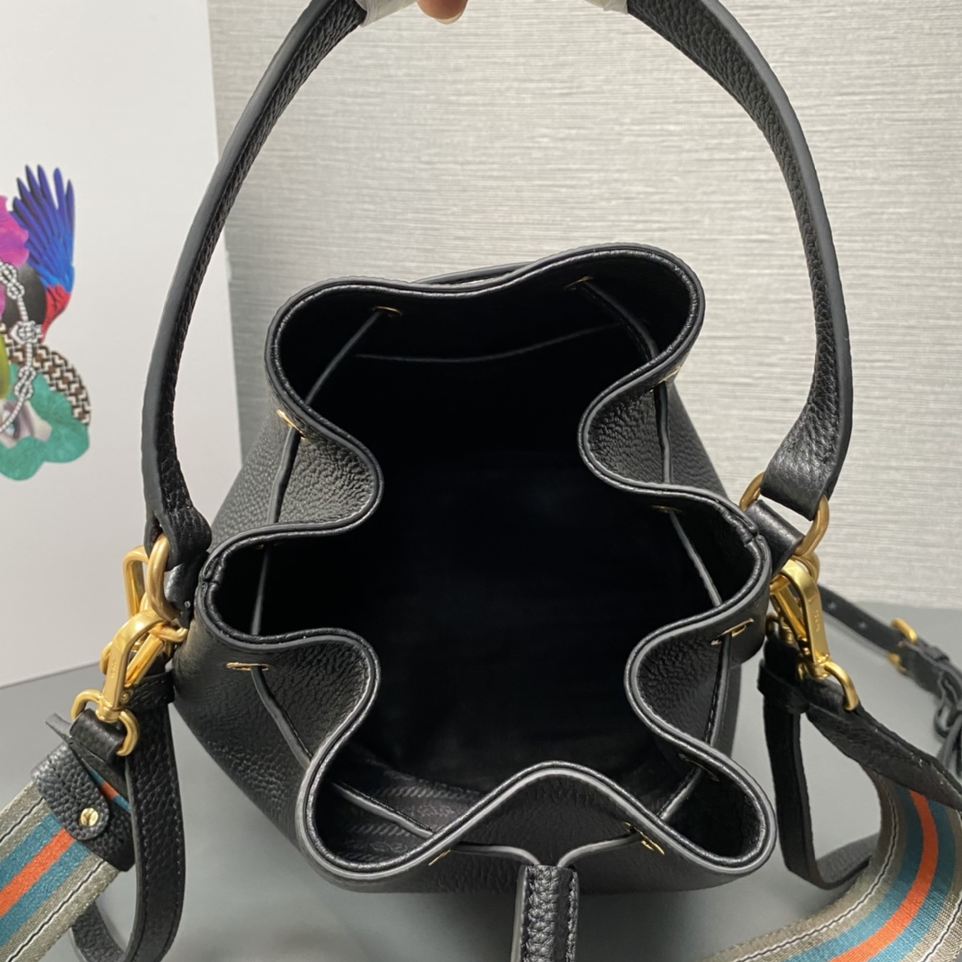 Pra*a Pra*a leather bucket bag
