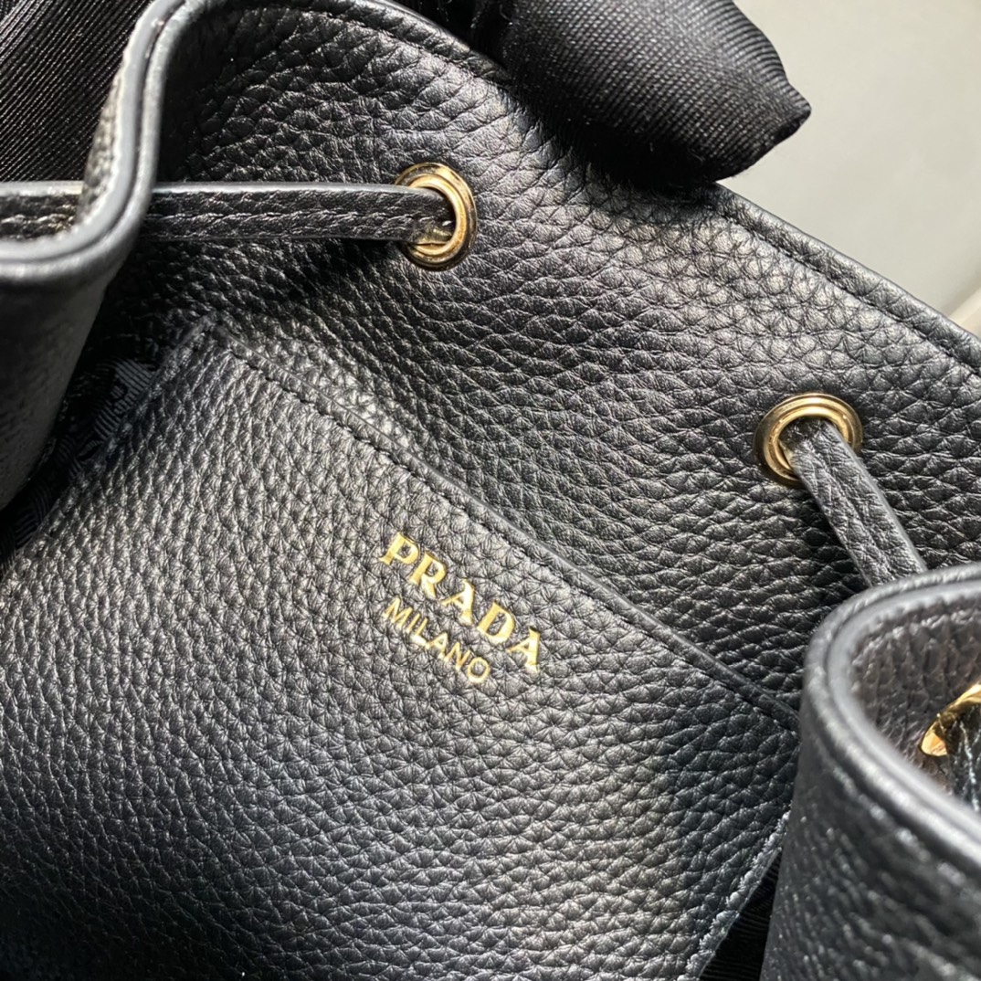Pra*a Pra*a leather bucket bag