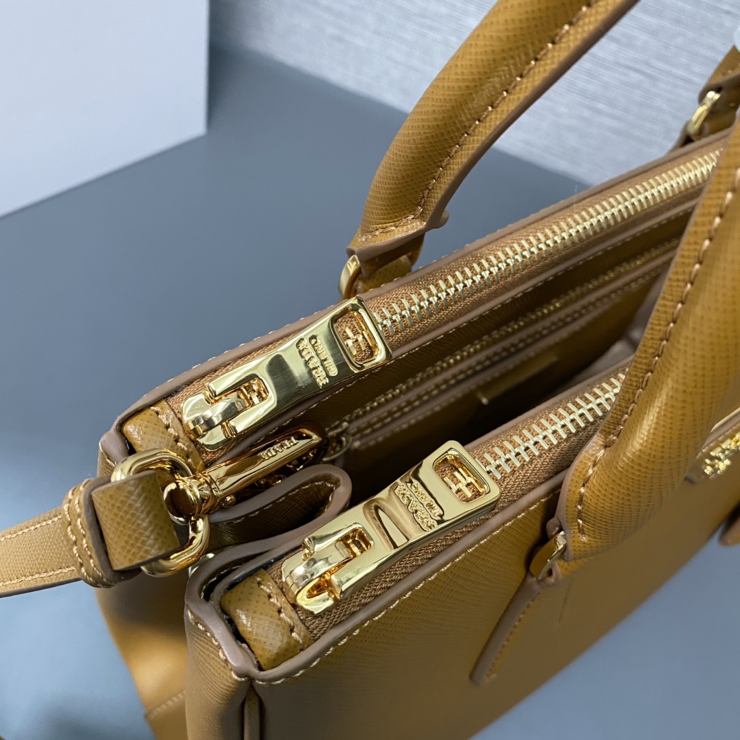 medium Pra*a galleria saffiano leather bag