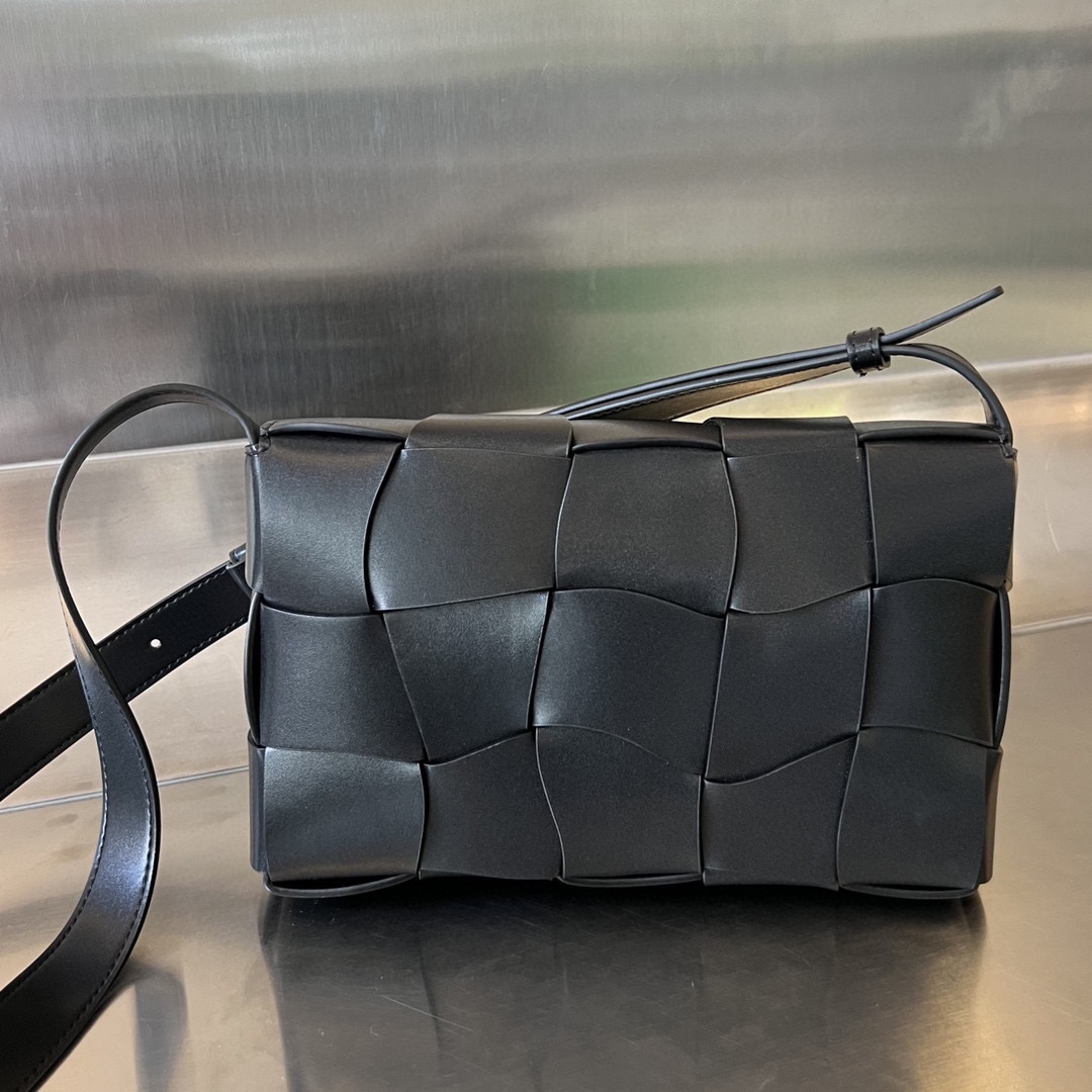 bo*te*ga Ve*ne*ta cassette bag