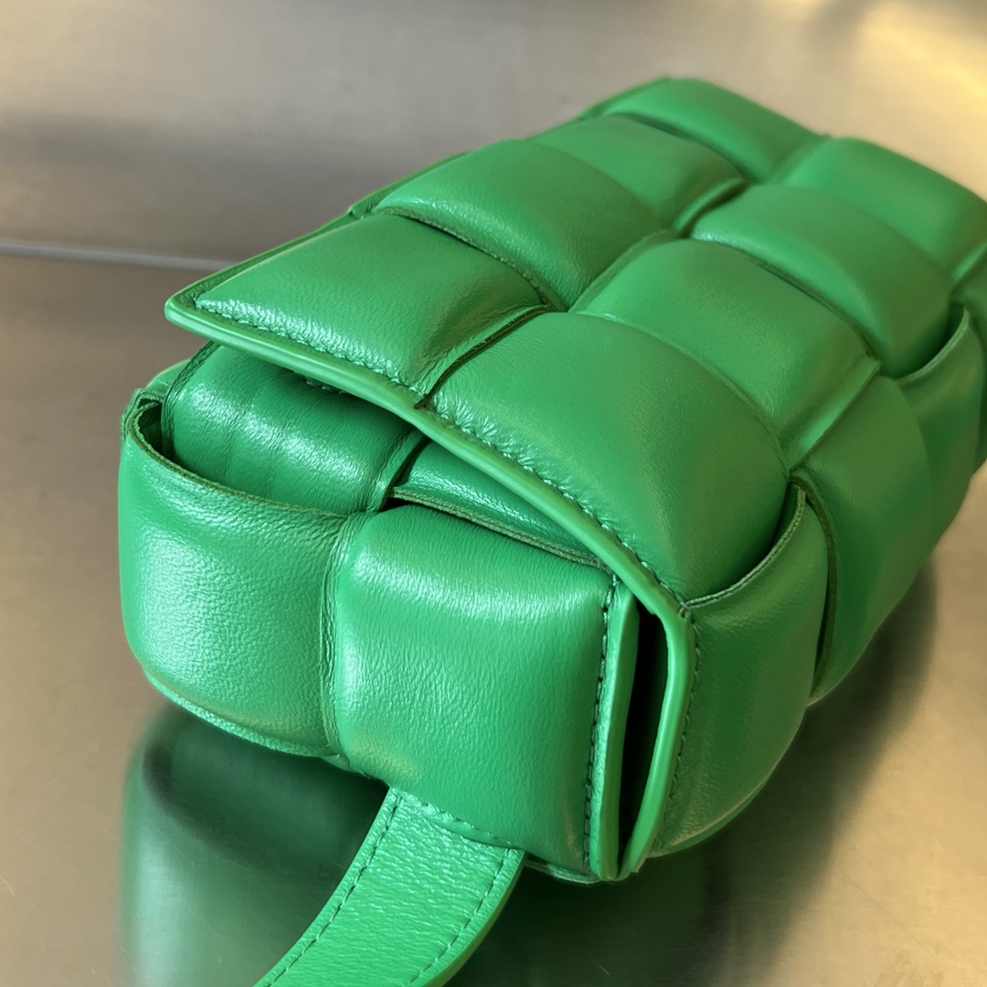 bottga Ve*ne*ta mini cassette bag