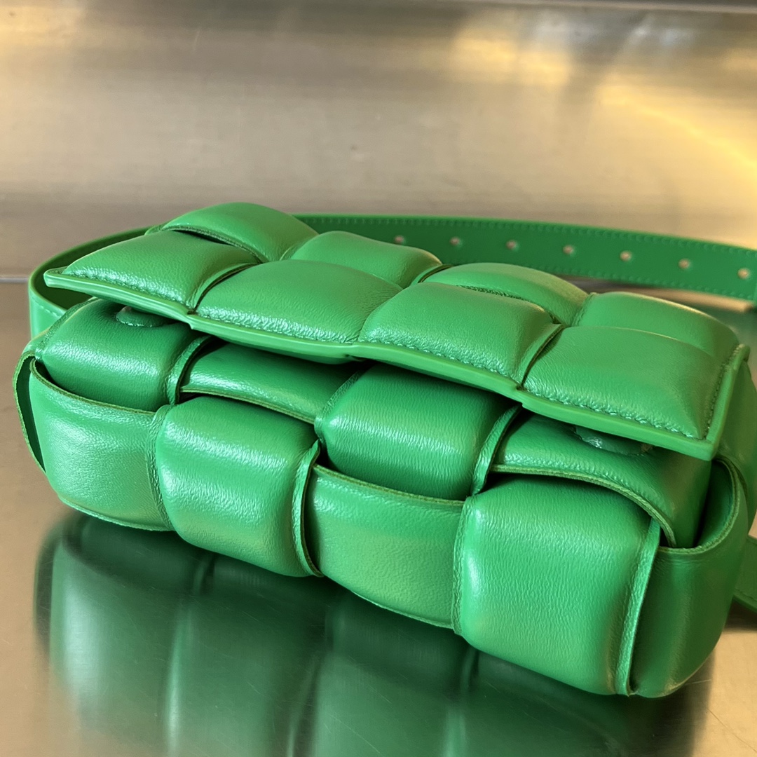 bottga Ve*ne*ta mini cassette bag