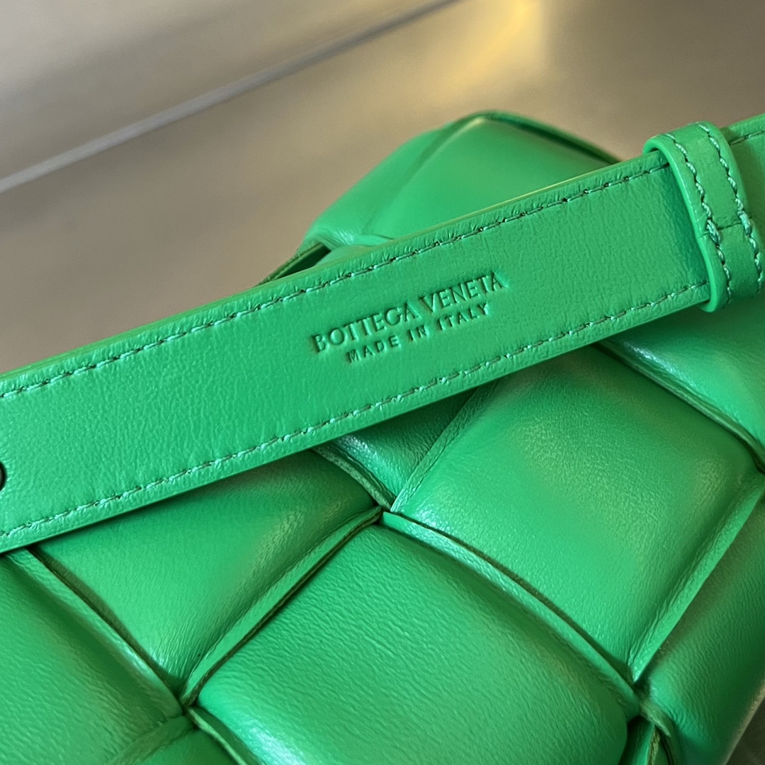 bottga Ve*ne*ta mini cassette bag