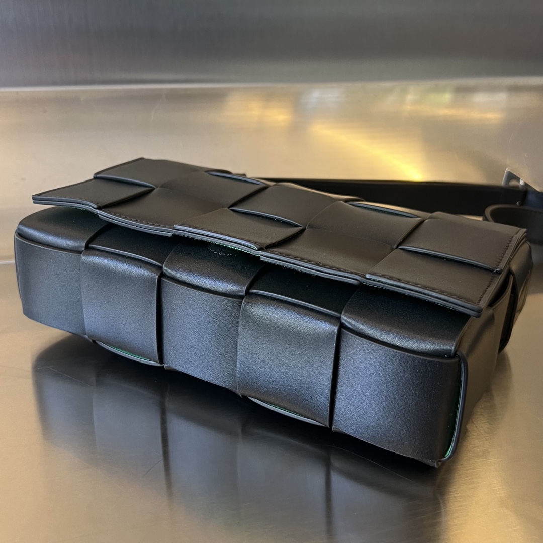 bo*te*ga Ve*ne*ta cassette bag