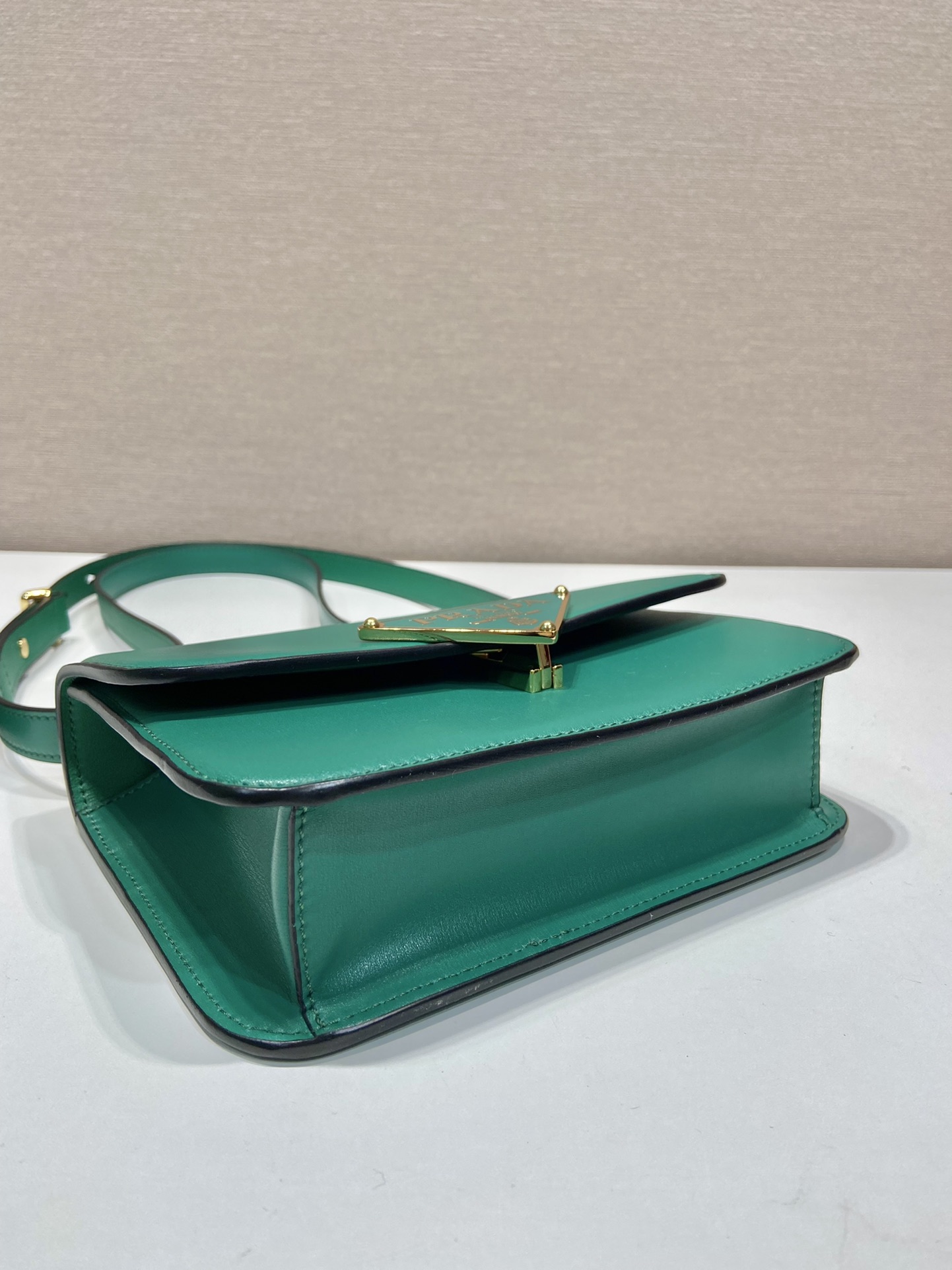 Pra*a emblème leather bag