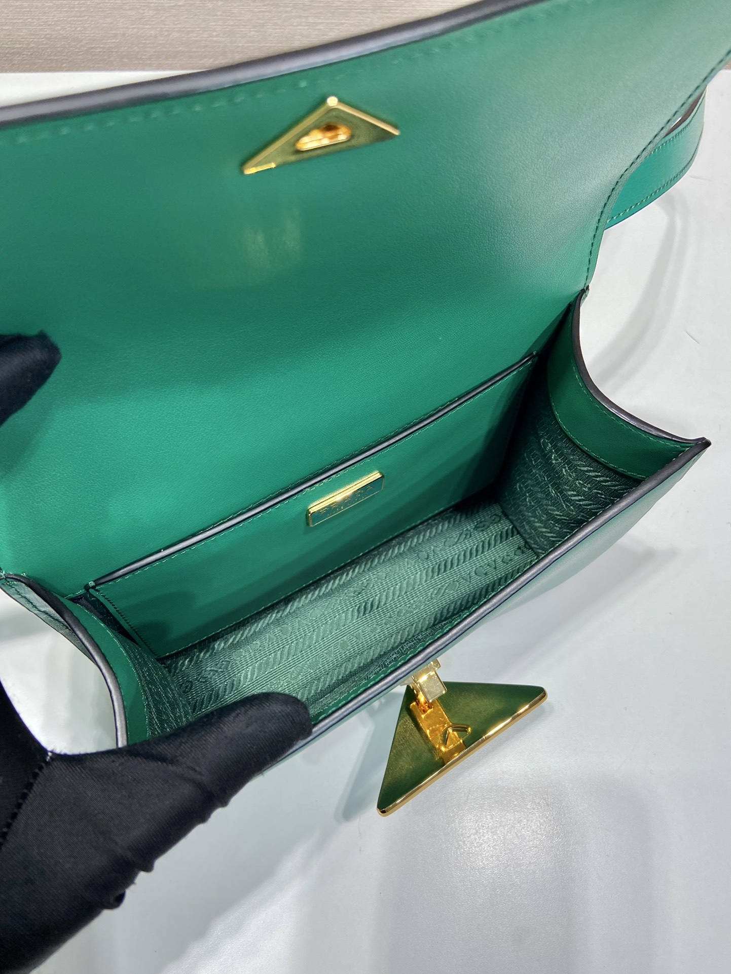 Pra*a emblème leather bag
