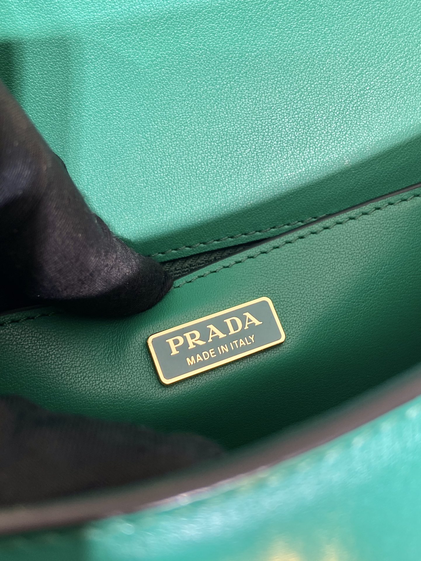Pra*a emblème leather bag